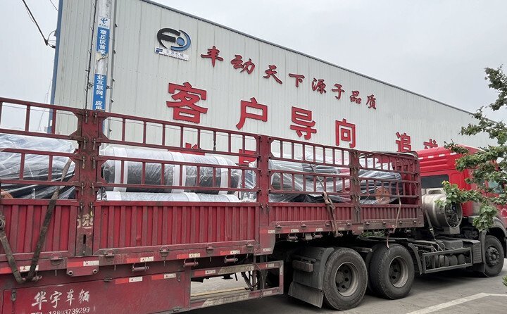 负责发货的同事核实好产品名称、规格和数量,进行了严格把关,与货运公司核对好物流信息。大家通力协作,有条不絮地将风机稳稳地装在大货车上,确保运输过程中货物稳定安全。 负责发货的同事核实好产品名称、规格和数量,进行了严格把关,与货运公司核对好物流信息。大家通力协作,有条不絮地将风机稳稳地装在大货车上,确保运输过程中货物稳定安全。