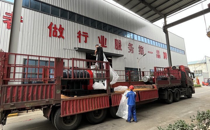 负责发货的同事核实好产品名称、规格和数量,进行了严格把关,与货运公司核对好物流信息。大家通力协作,有条不絮地将风机稳稳地装在大货车上,确保运输过程中货物稳定安全。 负责发货的同事核实好产品名称、规格和数量,进行了严格把关,与货运公司核对好物流信息。大家通力协作,有条不絮地将风机稳稳地装在大货车上,确保运输过程中货物稳定安全。