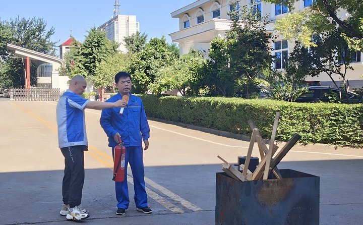 首先消防安全员对消防器材如何使用进行细致讲解,并现场演示。 首先消防安全员对消防器材如何使用进行细致讲解,并现场演示。