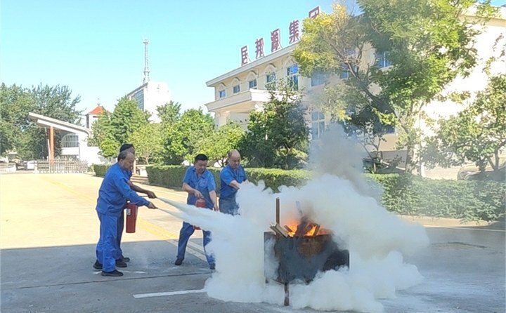 以“一提、二拔、三握、四压”的基本步骤演示使用流程,并由演练人员进行了操作实践。 以“一提、二拔、三握、四压”的基本步骤演示使用流程,并由演练人员进行了操作实践。