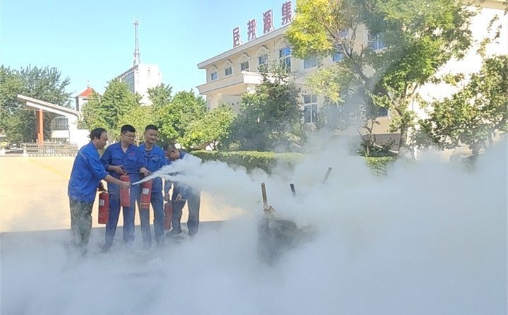 以“一提、二拔、三握、四压”的基本步骤演示使用流程,并由演练人员进行了操作实践。 以“一提、二拔、三握、四压”的基本步骤演示使用流程,并由演练人员进行了操作实践。