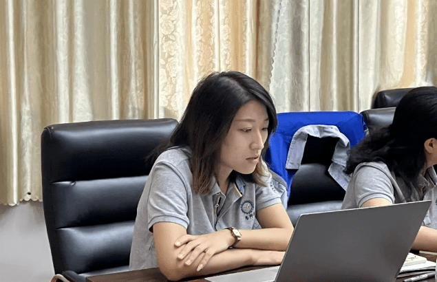 风雨同舟2023年已经走过了春夏,回望过去我们在挫折中不断成长,在磨练中不断进步。国庆的假期仿佛还未走完,多数人还沉浸在休闲的时光,丰源已经开始了新的征程。2023年10月6日,章丘丰源机械组织优秀业务代表开展十一销售座谈会。本次会议与以往不同,更多的是分享,是学习。 会议纪律宣导完毕之后,由营销部长卢玉丽做丰源营销部报告,对2023年前三季度的销售状况进行总结分析。 作为丰源销售员,我们的与众不同之处除拥有专业的业务技能外,还需德才兼备。丰源优秀业务代表与大家分享了自己1-9月份的业务开发心得,并对四季度工作开展进行规划。 大家一起对行业案例进行分析,讨论行业开发的策略,旨在深入了解客户需求后,给不同行业客户提供专业解决方案,与客户一起成长。 孙宁波总经理为签单、回款销售冠军进行颁奖 营销部长卢玉丽公布10-12月份激励政策 孙宁波总经理最后讲到,活到老学到老,学到老干到老。学习的时间总是短暂,但我们不曾缺少机会。鼓励大家用知识的力量武装自己,转变思想观念,轻装上阵,努力完成全年公司目标。 风雨同舟2023年已经走过了春夏,回望过去我们在挫折中不断成长,在磨练中不断进步。国庆的假期仿佛还未走完,多数人还沉浸在休闲的时光,丰源已经开始了新的征程。2023年10月6日,章丘丰源机械组织优秀业务代表开展十一销售座谈会。本次会议与以往不同,更多的是分享,是学习。 会议纪律宣导完毕之后,由营销部长卢玉丽做丰源营销部报告,对2023年前三季度的销售状况进行总结分析。 作为丰源销售员,我们的与众不同之处除拥有专业的业务技能外,还需德才兼备。丰源优秀业务代表与大家分享了自己1-9月份的业务开发心得,并对四季度工作开展进行规划。 大家一起对行业案例进行分析,讨论行业开发的策略,旨在深入了解客户需求后,给不同行业客户提供专业解决方案,与客户一起成长。 孙宁波总经理为签单、回款销售冠军进行颁奖 营销部长卢玉丽公布10-12月份激励政策 孙宁波总经理最后讲到,活到老学到老,学到老干到老。学习的时间总是短暂,但我们不曾缺少机会。鼓励大家用知识的力量武装自己,转变思想观念,轻装上阵,努力完成全年公司目标。